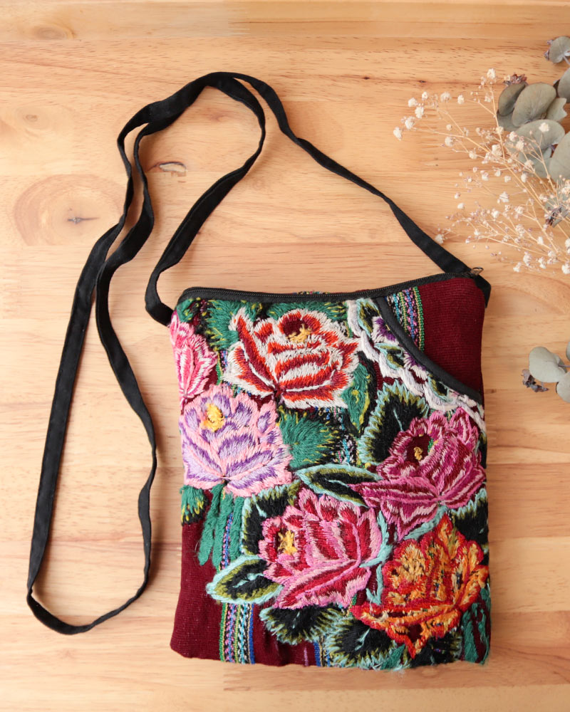 ＜Instagram掲載＞グアテマラの織り生地に花刺繍を施したミニポーチ＊